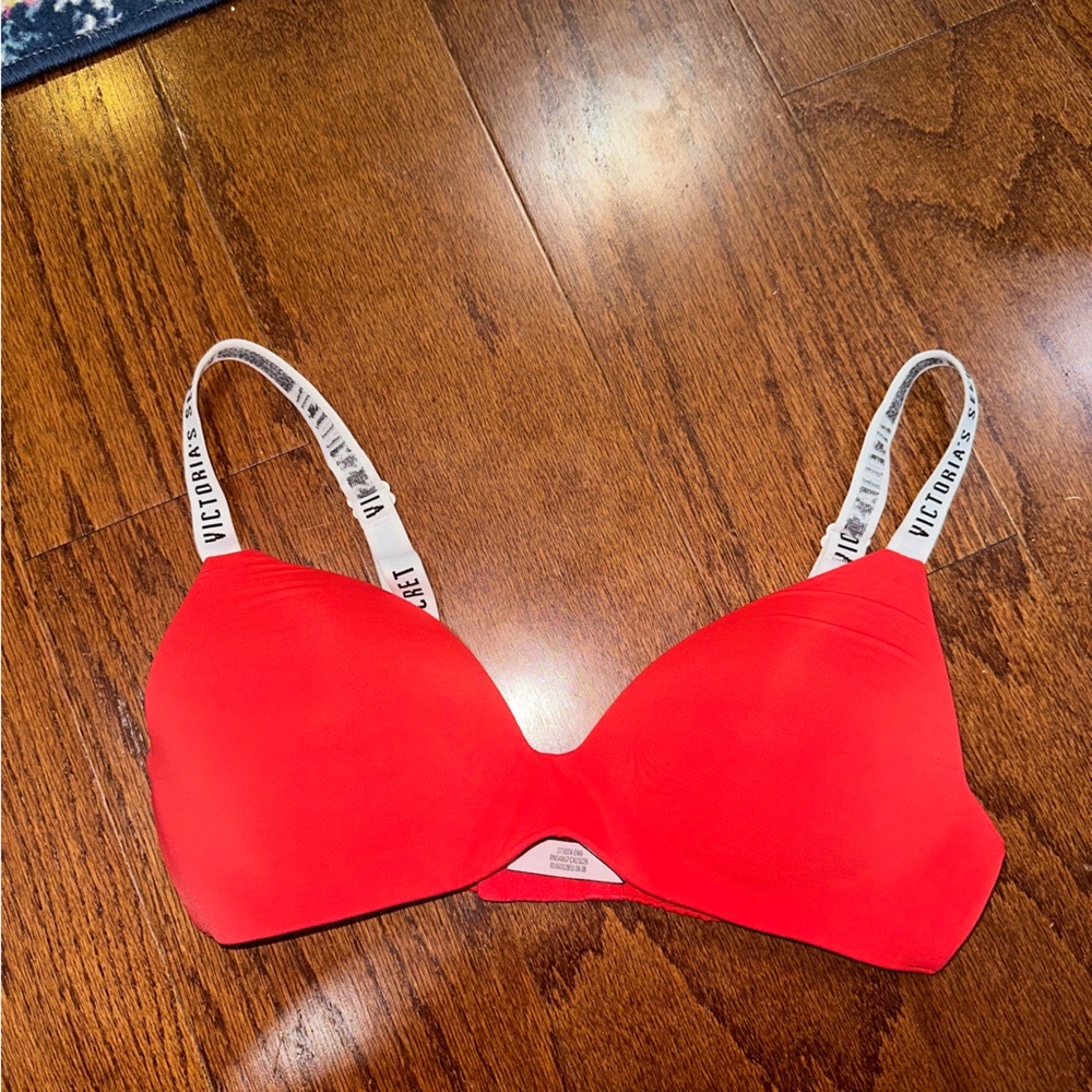Victoria’s Secret lightly lined t-shirt bra
